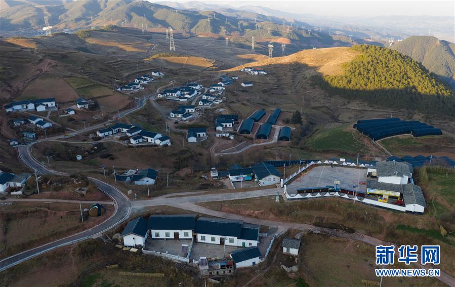 （兩會(huì)前夕看落實(shí)&middot;圖文互動(dòng)）（7）&ldquo;飛針走線&rdquo;&ldquo;繡&rdquo;出小康畫卷&mdash;&mdash;四川落實(shí)習(xí)近平總書記全國兩會(huì)重要講話精神紀(jì)實(shí)