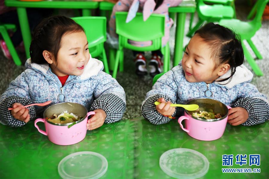 （在習(xí)近平新時(shí)代中國(guó)特色社會(huì)主義思想指引下&mdash;&mdash;新時(shí)代新作為新篇章&middot;圖文互動(dòng)）（8）&ldquo;搬遷到哪里，服務(wù)就延伸到哪里&rdquo;&mdash;&mdash;貴州推進(jìn)易地扶貧搬遷&ldquo;后半篇文章&rdquo; 