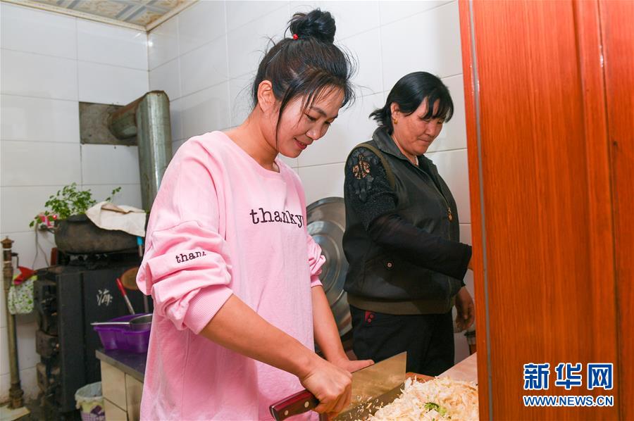 （壯麗70年&middot;奮斗新時(shí)代&middot;圖文互動(dòng)）（2）情同一家，守望相助，共奔小康&mdash;&mdash;內(nèi)蒙古興安盟巴彥敖包嘎查民族團(tuán)結(jié)見(jiàn)聞