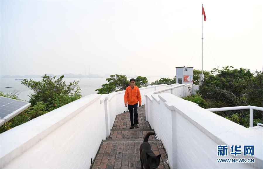 (新華全媒頭條·圖文互動)(6)守望——記舢舨洲“島主”黃燦明一門四代航標(biāo)工
