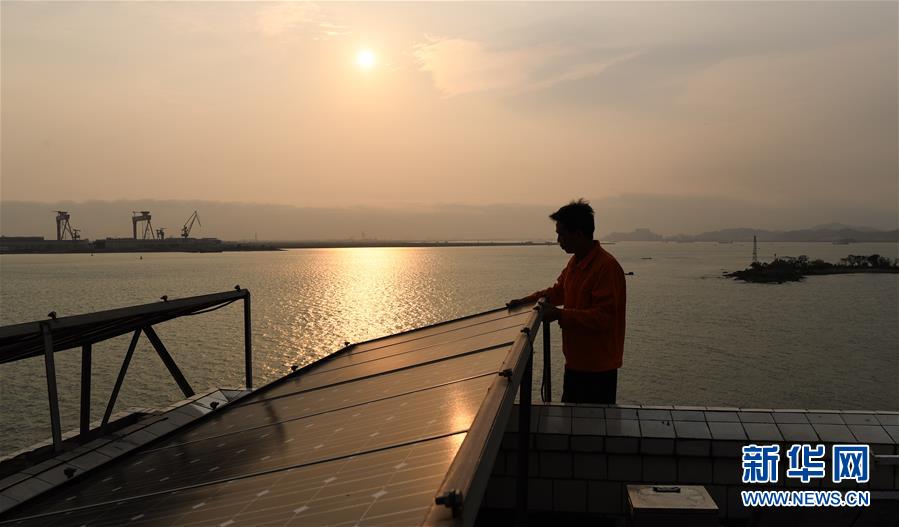 (新華全媒頭條·圖文互動)(7)守望——記舢舨洲“島主”黃燦明一門四代航標(biāo)工