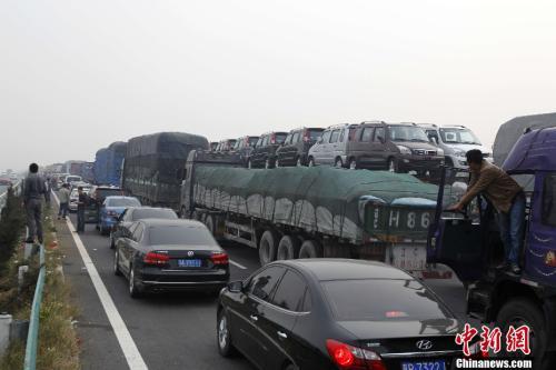 資料圖：高速擁堵不堪。<a target='_blank' ><p  align=