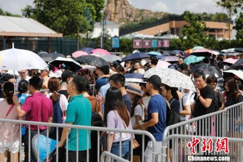 資料圖：游客排隊等待安檢。殷立勤 攝