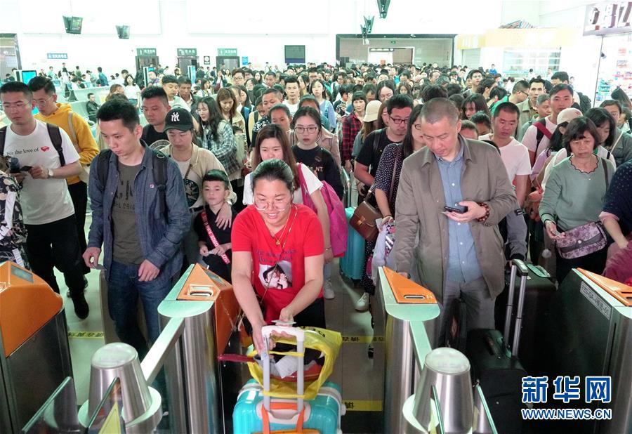 (社會(huì))(2)福州火車站迎來“五一”假期返程高峰