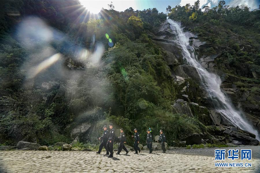 （愛(ài)國(guó)情 奮斗者&middot;圖文互動(dòng)）（3）警民情深&mdash;&mdash;記云南貢山縣獨(dú)龍江鄉(xiāng)邊境派出所