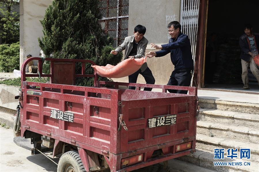 （在習(xí)近平新時(shí)代中國特色社會主義思想指引下&mdash;&mdash;新時(shí)代新作為新篇章&middot;圖文互動）（2）云南省陸良縣：農(nóng)民給供銷社打&ldquo;白條&rdquo; 