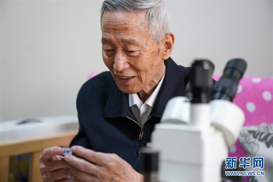 (新華全媒頭條·時(shí)代先鋒·圖文互動(dòng))(2)傳奇的英雄 無(wú)悔的忠誠(chéng)——記刑偵痕跡檢驗(yàn)專(zhuān)家崔道植