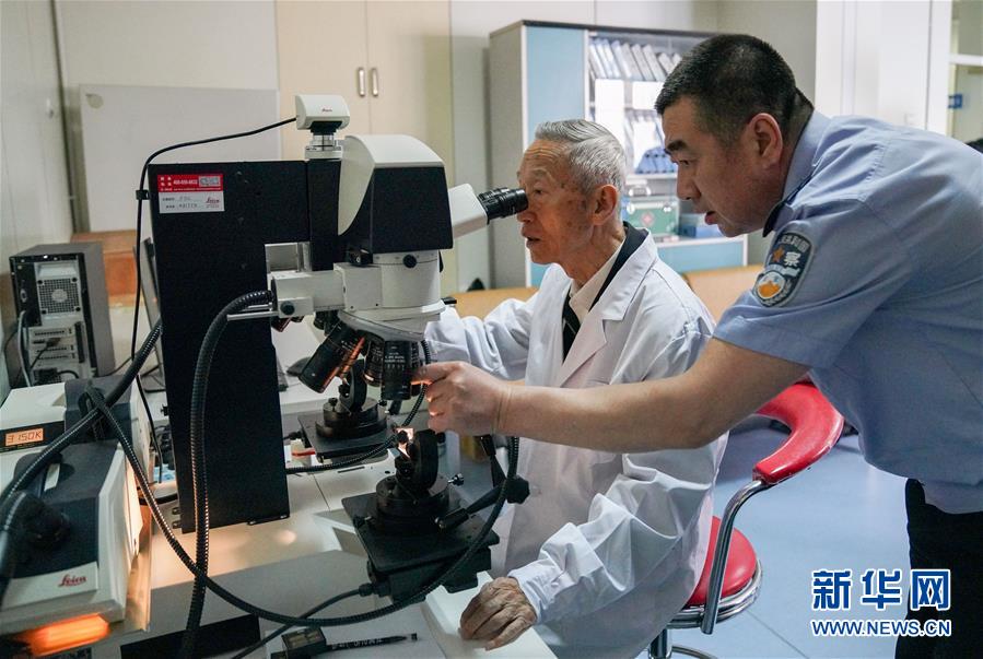 (新華全媒頭條·時(shí)代先鋒·圖文互動(dòng))(4)傳奇的英雄 無(wú)悔的忠誠(chéng)——記刑偵痕跡檢驗(yàn)專(zhuān)家崔道植