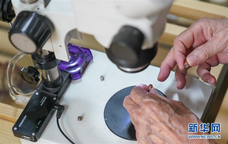 (新華全媒頭條·時(shí)代先鋒·圖文互動(dòng))(7)傳奇的英雄 無(wú)悔的忠誠(chéng)——記刑偵痕跡檢驗(yàn)專(zhuān)家崔道植