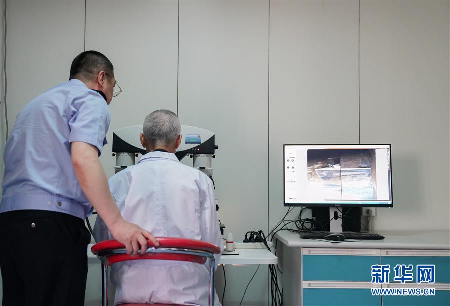 (新華全媒頭條·時(shí)代先鋒·圖文互動(dòng))(5)傳奇的英雄 無(wú)悔的忠誠(chéng)——記刑偵痕跡檢驗(yàn)專(zhuān)家崔道植