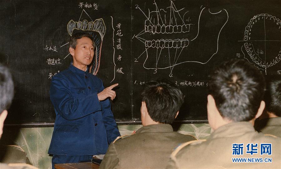 (新華全媒頭條·時(shí)代先鋒·圖文互動(dòng))(10)傳奇的英雄 無(wú)悔的忠誠(chéng)——記刑偵痕跡檢驗(yàn)專(zhuān)家崔道植