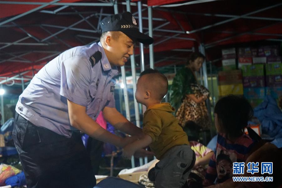 (長(zhǎng)寧地震·圖文互動(dòng))(2)夜訪雙河中學(xué)安置點(diǎn)