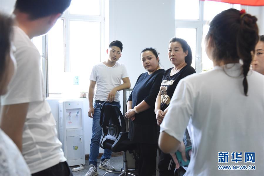 （在習(xí)近平新時代中國特色社會主義思想指引下&mdash;&mdash;新時代新作為新篇章&middot;圖文互動）（1）生長在&ldquo;云&rdquo;上的&ldquo;小鎮(zhèn)青年&rdquo;&mdash;&mdash;東北偏遠小城發(fā)展新興產(chǎn)業(yè)吸引年輕人回流