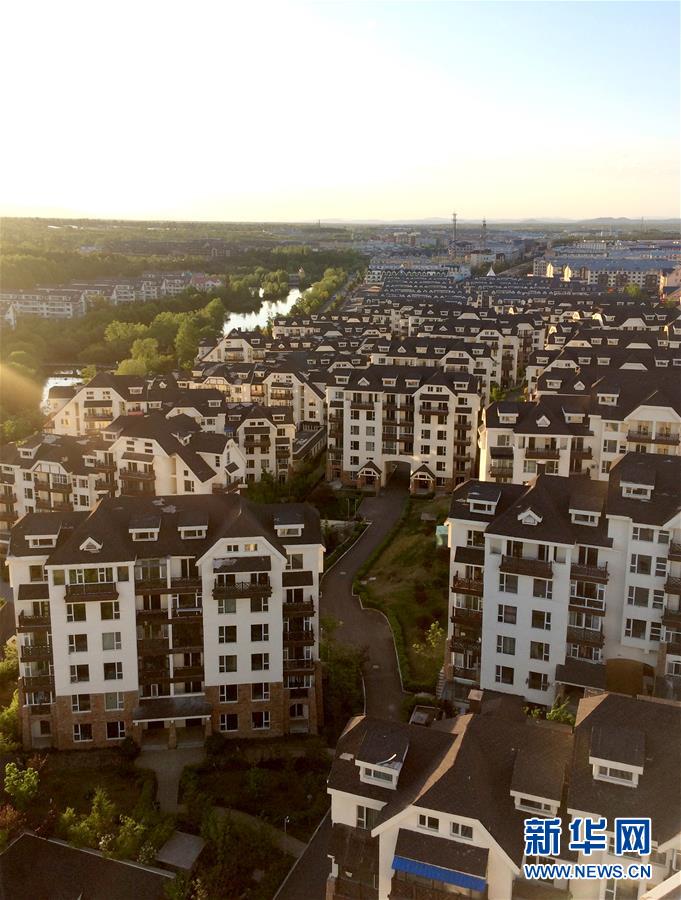 （在習近平新時代中國特色社會主義思想指引下&mdash;&mdash;新時代新作為新篇章&middot;圖文互動）（2）在這里，遇見&ldquo;詩和遠方&rdquo;&mdash;&mdash;長白山下&ldquo;第一鎮(zhèn)&rdquo;的全域旅游實踐