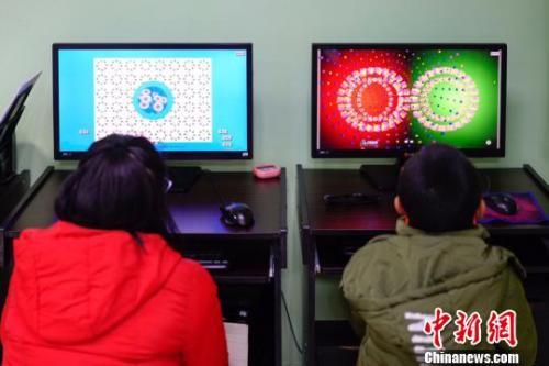 資料圖：圖為兩名兒童檢查視力。賀俊怡 攝