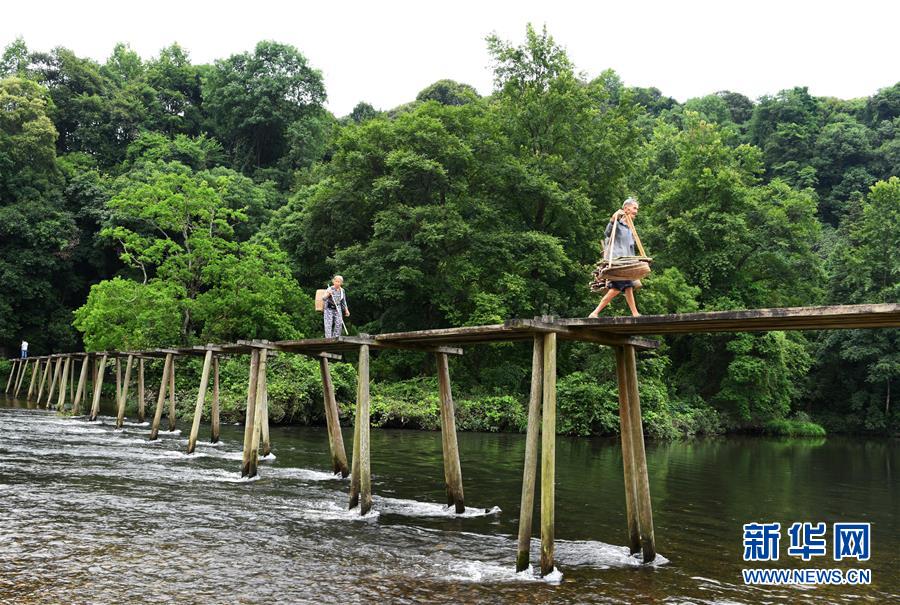 （壯麗70年&middot;奮斗新時(shí)代&mdash;&mdash;記者再走長(zhǎng)征路&middot;圖文互動(dòng)）（1）啊，紅軍橋！