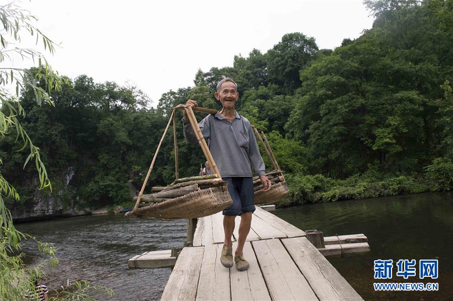 （壯麗70年&middot;奮斗新時(shí)代&mdash;&mdash;記者再走長(zhǎng)征路&middot;圖文互動(dòng)）（3）啊，紅軍橋！