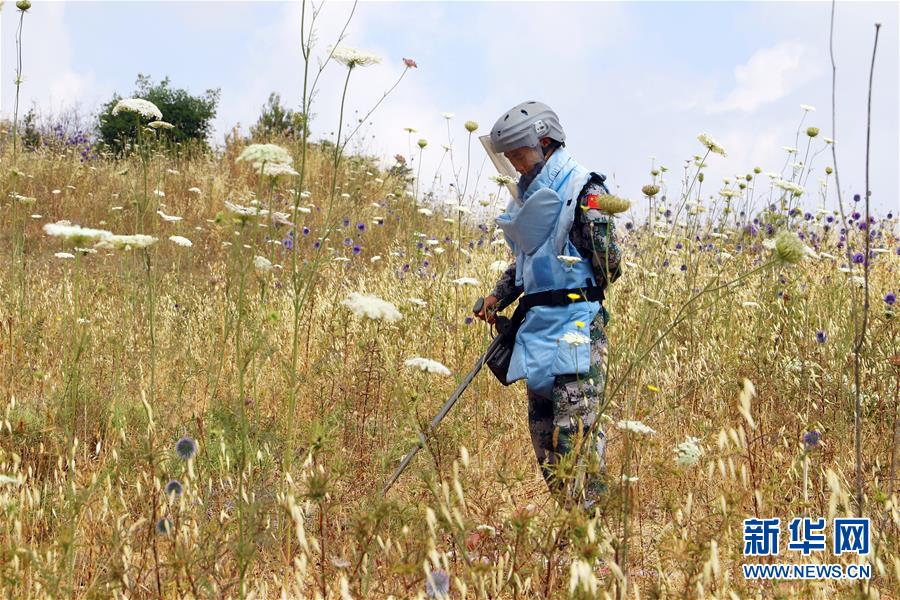 (國(guó)際·圖文互動(dòng))(2)通訊:向“時(shí)代楷模”看齊——記中國(guó)赴黎維和掃雷官兵對(duì)話(huà)杜富國(guó)