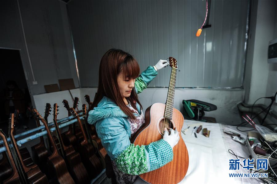 (在習(xí)近平新時代中國特色社會主義思想指引下——新時代新作為新篇章·圖文互動)(6)貴州正安:吉他奏響發(fā)展“神曲”