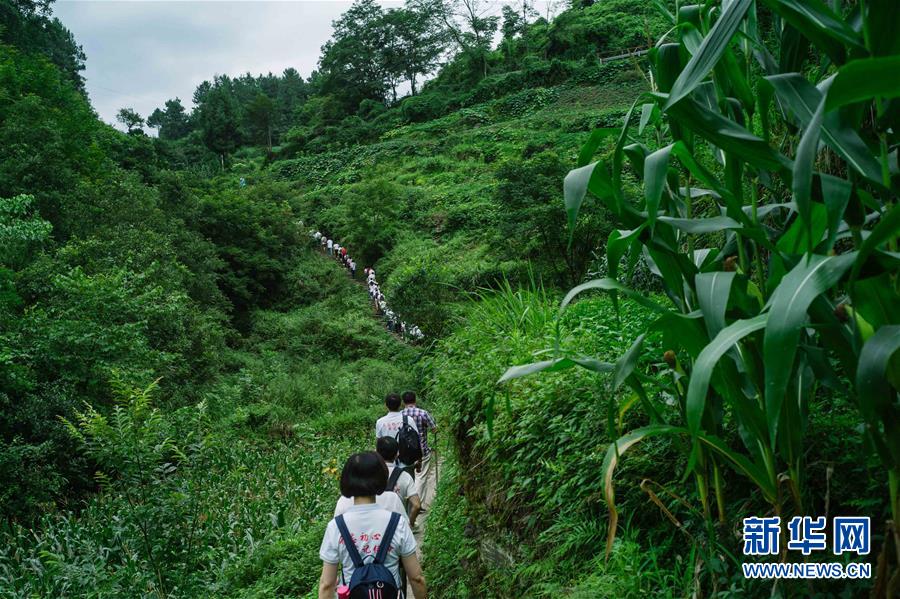 (壯麗70年·奮斗新時(shí)代——記者再走長(zhǎng)征路·圖文互動(dòng))(2)記者手記:長(zhǎng)征是一步一步走出來的