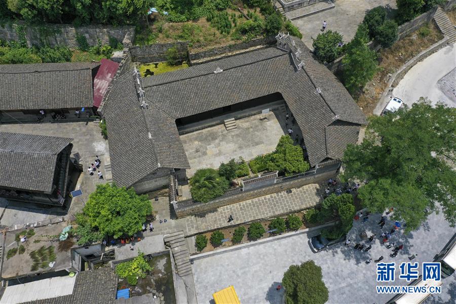 （壯麗70年&middot;奮斗新時代&mdash;&mdash;記者再走長征路&middot;圖文互動）（2）手捧棉被憶紅軍：走了那么多年，我們都念他們的好