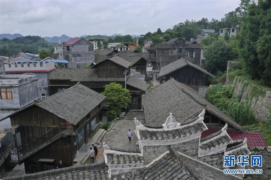 （壯麗70年&middot;奮斗新時代&mdash;&mdash;記者再走長征路&middot;圖文互動）（3）手捧棉被憶紅軍：走了那么多年，我們都念他們的好