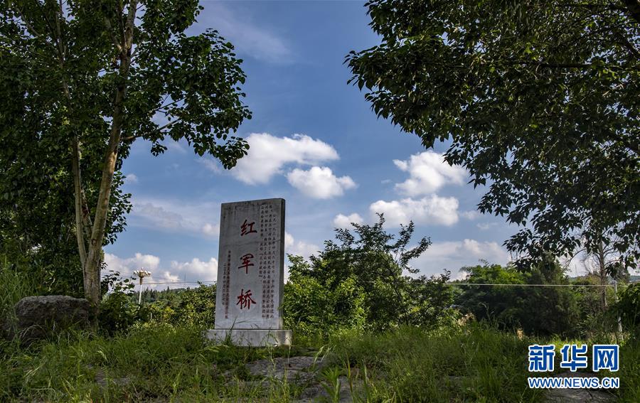 （壯麗70年&middot;奮斗新時代&mdash;&mdash;記者再走長征路&middot;圖文互動）（2）龍?jiān)?ldquo;獻(xiàn)&rdquo;圖： &ldquo;助力&rdquo;巧渡金沙江 