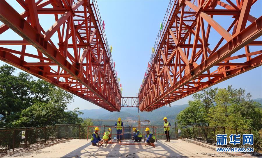 (壯麗70年·奮斗新時(shí)代——共和國發(fā)展成就巡禮)(3)云嶺彩卷繪 高原氣象新——新中國成立70年云南發(fā)展巡禮