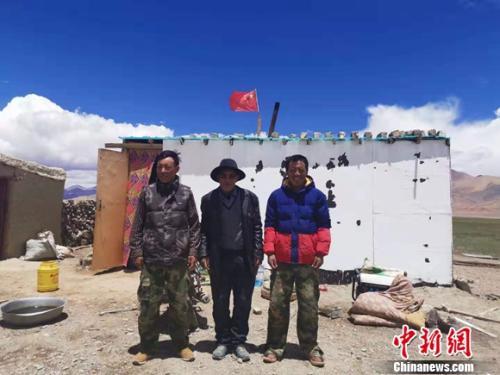 圖為黨確桑布和兩個(gè)兒子。 謝藝觀 攝