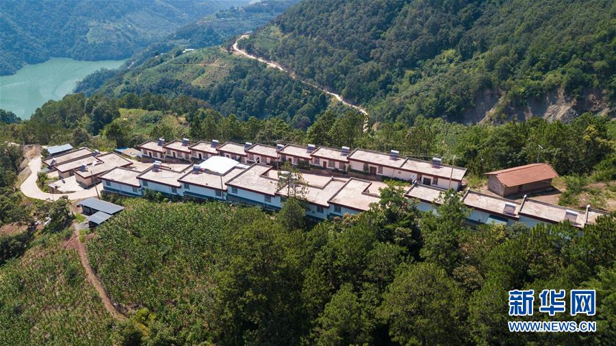 （在習(xí)近平新時代中國特色社會主義思想指引下&mdash;&mdash;新時代新作為新篇章&middot;總書記關(guān)心的百姓身邊事&middot;圖文互動）（1）&ldquo;四好農(nóng)村路&rdquo;：通向幸福，通向遠(yuǎn)方