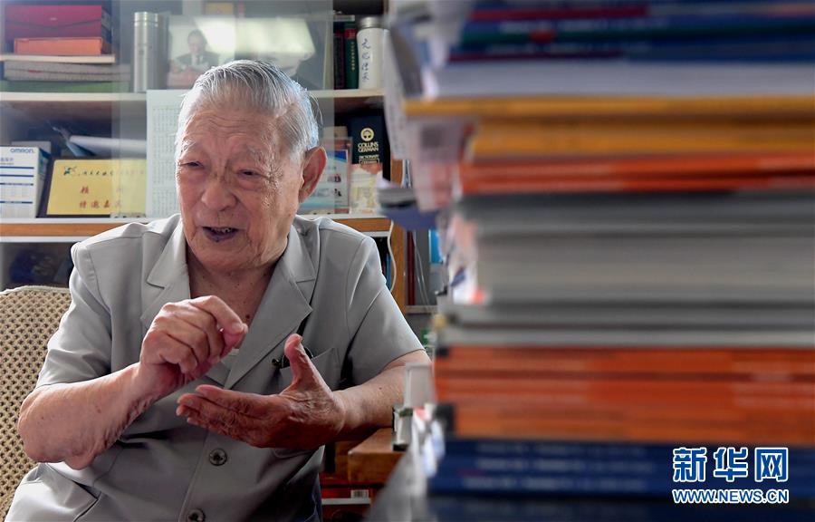 (愛國者 奮斗情·圖文互動)(3)用醫(yī)術(shù)和道德守護“光明”——全國道德模范99歲眼科專家張效房的人生軌跡