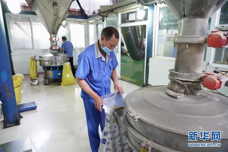 （在習(xí)近平新時(shí)代中國(guó)特色社會(huì)主義思想指引下&mdash;&mdash;新時(shí)代新作為新篇章&middot;總書(shū)記關(guān)心的百姓身邊事&middot;圖文互動(dòng)）（2）大污染變身&ldquo;大寶藏&rdquo;：治理畜禽糞污，他們這樣干！