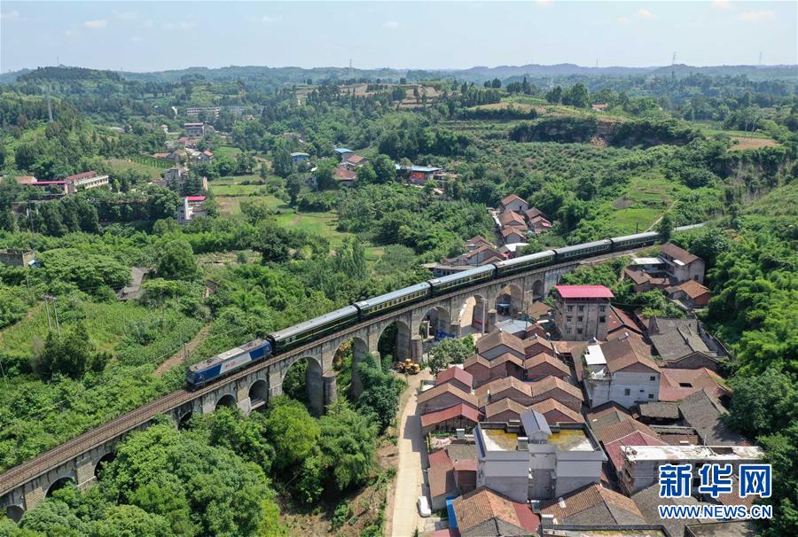 （壯麗70年&middot;奮斗新時(shí)代&mdash;&mdash;共和國(guó)發(fā)展成就巡禮）（3）人暢其行、貨暢其流&mdash;&mdash;共和國(guó)交通運(yùn)輸業(yè)發(fā)展成就巡禮