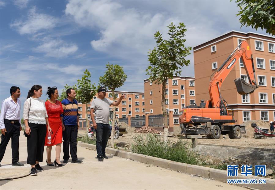 （決戰(zhàn)決勝脫貧攻堅(jiān)&middot;圖文互動(dòng)）（1）拋在舊鄉(xiāng)的&ldquo;火墻&rdquo;&mdash;&mdash;新疆易地扶貧搬遷安置點(diǎn)見(jiàn)聞