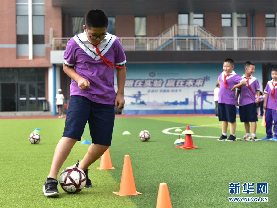 （體育&middot;圖文互動(dòng)）（2）（在習(xí)近平新時(shí)代中國(guó)特色社會(huì)主義思想指引下&mdash;&mdash;新時(shí)代新作為新篇章&middot;總書記關(guān)心的百姓身邊事）奔跑吧，少年！&mdash;&mdash;體育讓孩子們插上強(qiáng)壯的翅膀（配本社同題文字稿）