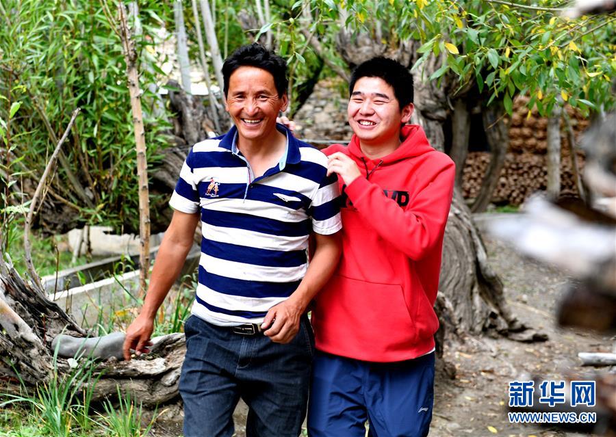 （在習(xí)近平新時(shí)代中國(guó)特色社會(huì)主義思想指引下&mdash;&mdash;新時(shí)代新作為新篇章&middot;總書記關(guān)心的百姓身邊事&middot;圖文互動(dòng))（3）&ldquo;我走進(jìn)大山，是為了讓你走出大山&rdquo;&mdash;&mdash;大學(xué)生支教故事