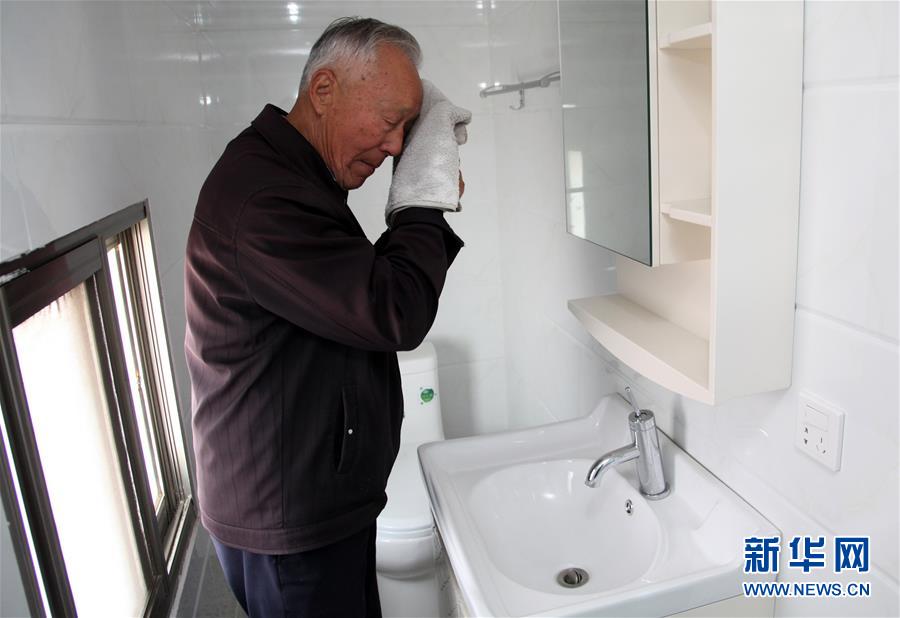 (新華全媒頭條·自信中國(guó)·70年啟示錄·圖文互動(dòng))(7)初心不改為人民——從壯闊70年看中國(guó)情懷