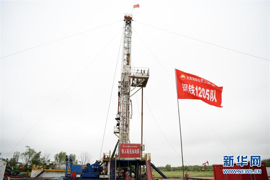 （圖文互動(dòng)）（10）當(dāng)好標(biāo)桿旗幟 建設(shè)百年油田&mdash;&mdash;寫(xiě)在大慶油田發(fā)現(xiàn)60周年之際