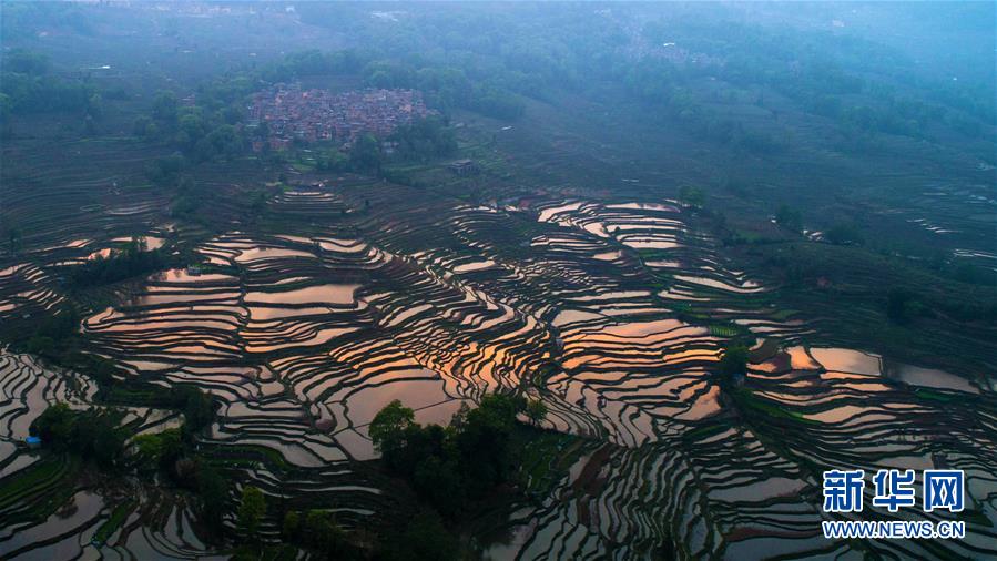 （新華全媒頭條&middot;圖文互動）（13）讓各民族手足相親守望相助&mdash;&mdash;以習(xí)近平同志為核心的黨中央關(guān)心少數(shù)民族和民族工作紀實