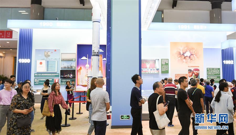 （新華全媒頭條&middot;圖文互動(dòng)）（8）人間正道是滄桑&mdash;&mdash;獻(xiàn)給中華人民共和國(guó)70周年華誕