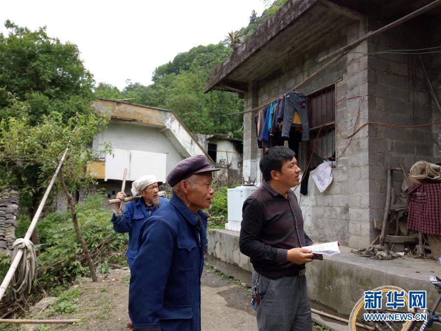 (新華全媒頭條·圖文互動(dòng))(6)永不歸來(lái)的“戰(zhàn)士”——追記倒在脫貧攻堅(jiān)一線的貴州沿河縣駐村第一書記文偉紅