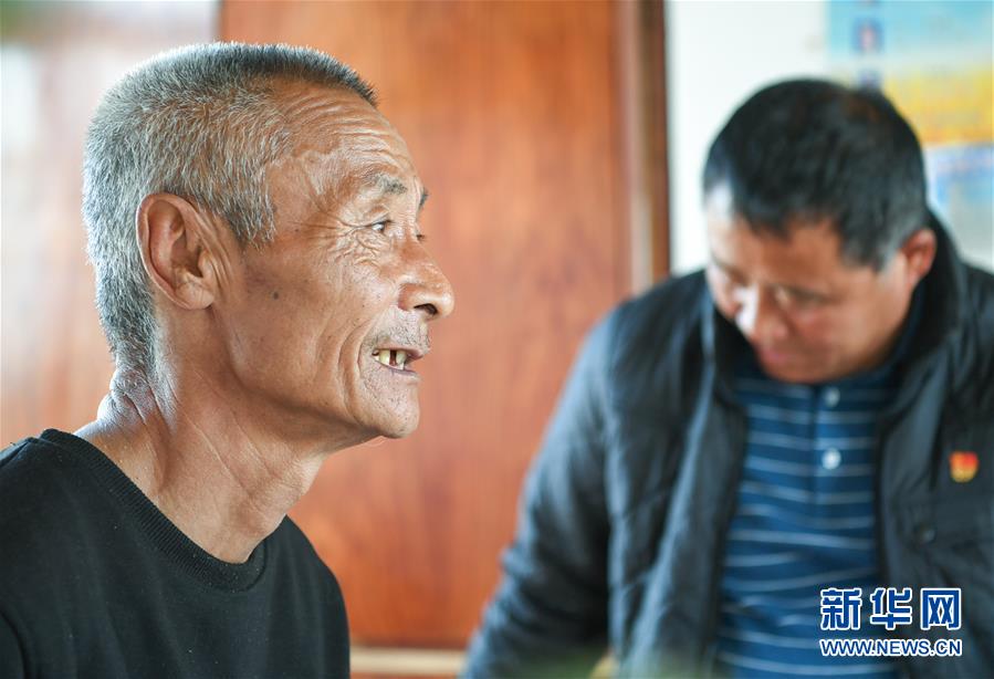 （在習(xí)近平新時(shí)代中國(guó)特色社會(huì)主義思想指引下&mdash;&mdash;新時(shí)代新作為新篇章&middot;總書(shū)記關(guān)心的百姓身邊事&middot;圖文互動(dòng)）（2）一本&ldquo;村官&rdquo;日記里的扶貧路&mdash;&mdash;小故事里的大情懷之四