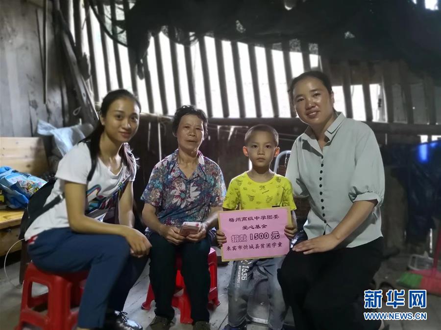 (圖文互動(dòng))(3)“擔(dān)起山里娃沉甸甸的夢想”——記廣西大石山區(qū)小學(xué)教師蒙曉梅