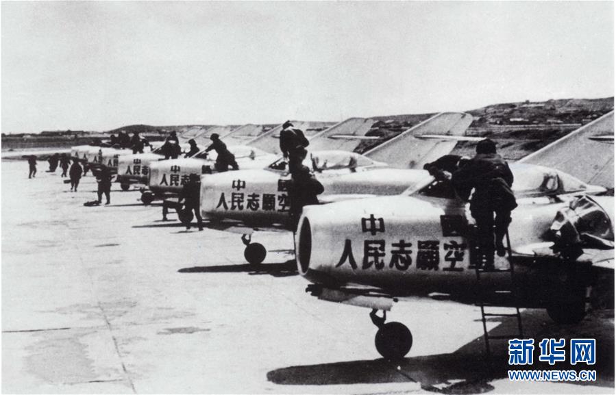 （新華全媒頭條&middot;人民空軍70年&middot;圖文互動(dòng)）（3）陽光照耀奮飛的航程&mdash;&mdash;黨中央、中央軍委和習(xí)主席關(guān)心人民空軍建設(shè)發(fā)展紀(jì)實(shí)