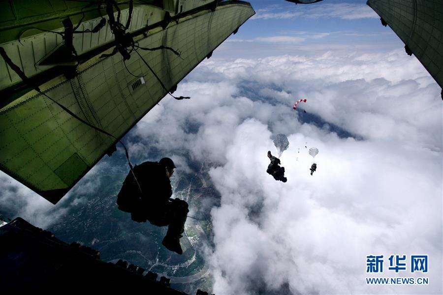 （新華全媒頭條&middot;人民空軍70年&middot;圖文互動(dòng)）（12）陽光照耀奮飛的航程&mdash;&mdash;黨中央、中央軍委和習(xí)主席關(guān)心人民空軍建設(shè)發(fā)展紀(jì)實(shí)