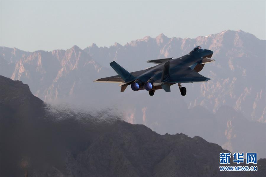 （新華全媒頭條&middot;人民空軍70年&middot;圖文互動(dòng)）（14）陽光照耀奮飛的航程&mdash;&mdash;黨中央、中央軍委和習(xí)主席關(guān)心人民空軍建設(shè)發(fā)展紀(jì)實(shí)