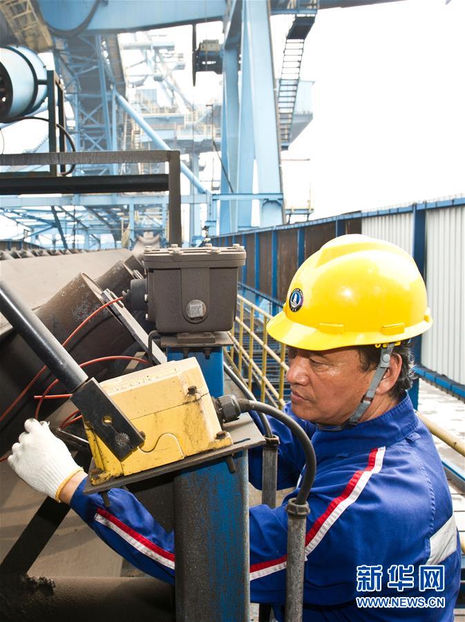 (愛國情 奮斗者·圖文互動)(1)錨定無悔奮進的航向——記港口創(chuàng)新路上的“藍領專家”孔祥瑞