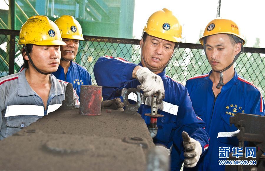 (愛國情 奮斗者·圖文互動)(2)錨定無悔奮進的航向——記港口創(chuàng)新路上的“藍領專家”孔祥瑞