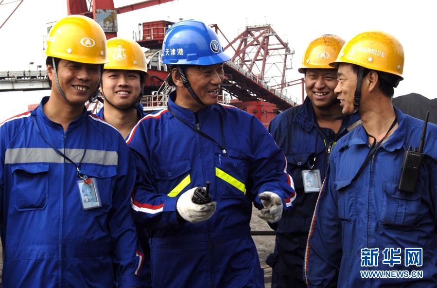 (愛國情 奮斗者·圖文互動)(3)錨定無悔奮進的航向——記港口創(chuàng)新路上的“藍領專家”孔祥瑞