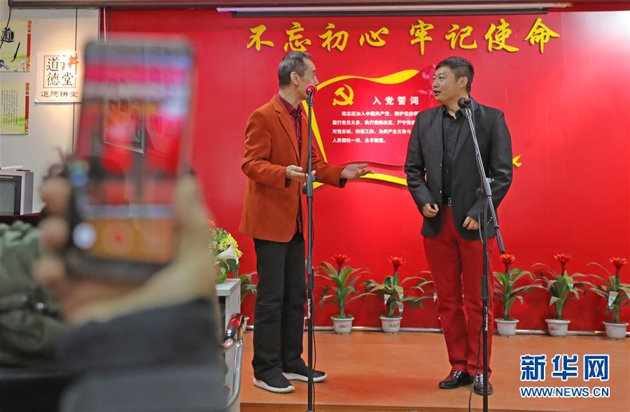 （四中全會(huì)精神在基層&middot;圖文互動(dòng)）（3）說(shuō)學(xué)逗唱間傳遞中國(guó)之治&mdash;&mdash;遼寧創(chuàng)新組織曲藝小分隊(duì)宣講四中全會(huì)精神